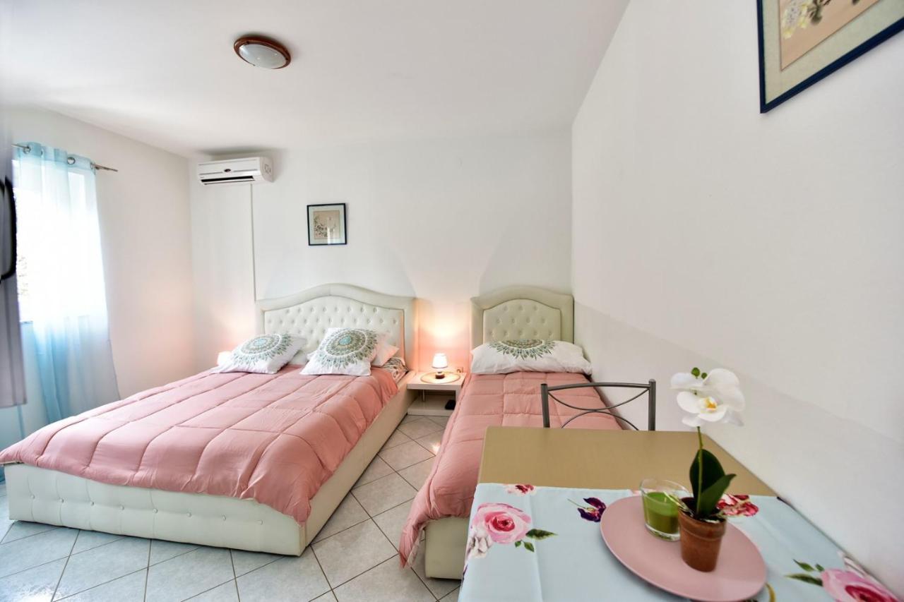 Apartments House Anna For Max 13 Persons In Porec, Pet Friendly Dış mekan fotoğraf