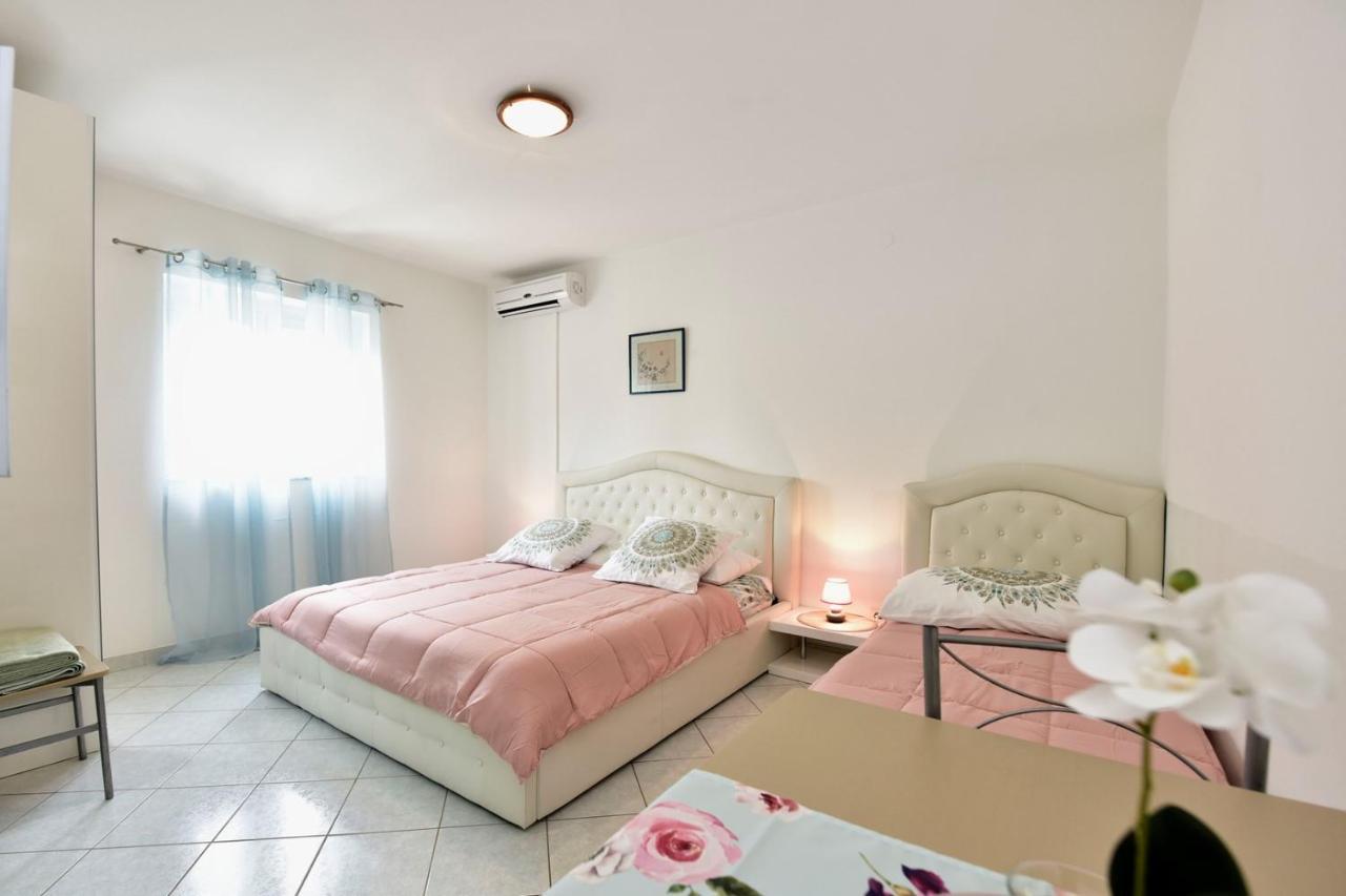 Apartments House Anna For Max 13 Persons In Porec, Pet Friendly Dış mekan fotoğraf